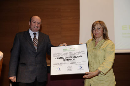Centro de Peluquería Fernando renueva su Diploma de Compromiso con la Excelencia
