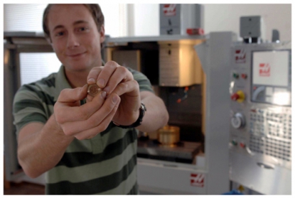 Una fresadora de oficina de Haas elabora piezas para relojes suizos