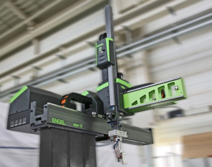 Máquina Engel bimateria sin columnas con robot Engel Viper