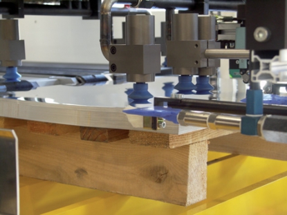 Igus provee de cadena de transporte inteligente a la firma Hebenstreit Metal Decorating