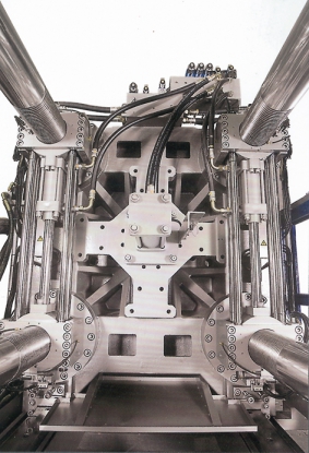 Innovadora inyectora de dos platinas