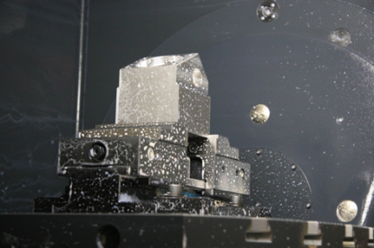 Mordaza autocentrante de Fresmak para amarre de piezas en máquinas de 5 ejes