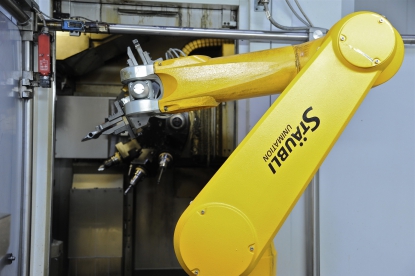 Robots y máquinas-herramienta trabajan en equipo