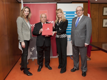 Alejandra Polacci y Paloma Martín entregaron la placa 'Madrid Excelente' a la mutua Asepeyo