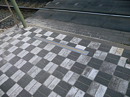 Moderna técnica de seguridad que supervisa los sistemas de aviso de los pasos a nivel