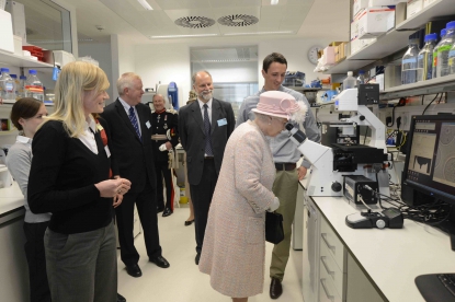 La Reina de Inglaterra inaugura el nuevo laboratorio LBM de MRC, equipado por Burdinola