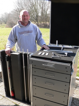 Un inspector técnico de la Porsche Cup utiliza Firstcut, el servicio de mecanizado CNC rápido de Proto Labs