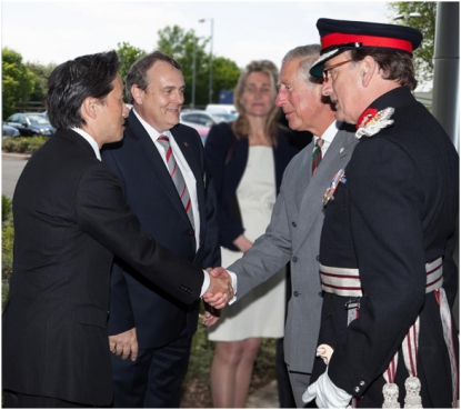 Su Alteza Real el Príncipe de Gales visita la planta de Yamazaki Mazak UK