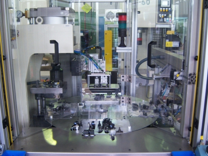 Transfer dial de cuatro estaciones para ensamblaje de piezas de metal y plástico