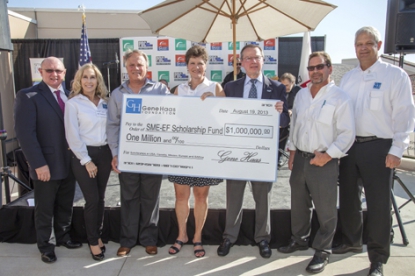 Gene Haas dona un millón de dólares en becas para estudiantes de mecanizado y fabricación