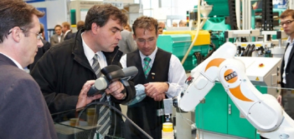 Nuevo robot de 6 ejes sobre eje lineal de Arburg