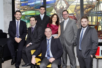 Un proyecto para comercializar un innovador casco para motoristas, primer premio en el Master Gecem