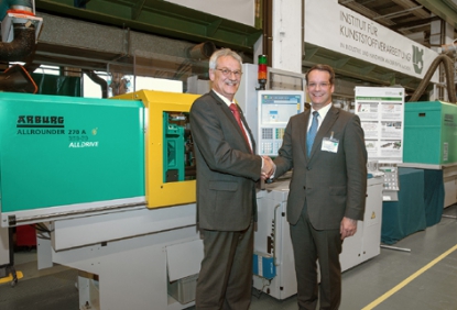 Máquina de microinyección con nueva unidad plastificadora para actividades de investigación