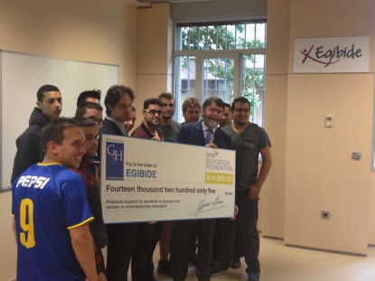 Gene Haas Foundation entrega a alumnado de Fabricación Mecánica de EGIBIDE 10.000 euros en Becas
