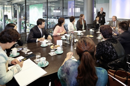 Una delegación china visita la sede central de Arburg