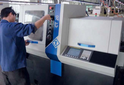 Un fabricante de conectores y tomas de audio y vídeo chino utiliza exitosamente Tornos CT 20