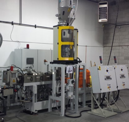 Un miembro de Assocomaplast introduce una unidad de laboratorio para ensayos en EEUU