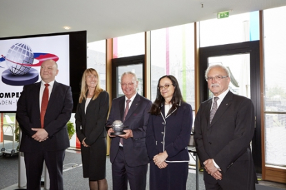 Eugen Hehl, socio senior de Arburg, galardonado con el Premio a la Competencia de Baden-Württemberg