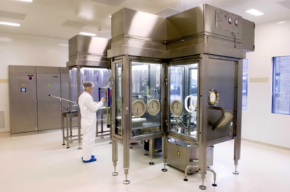 Robots en la producción aséptica de medicamentos: optimización de la seguridad en RABS y aisladores