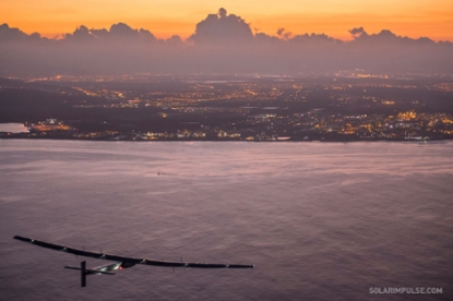 El avión futurista Solar Impulse finaliza con éxito su etapa más larga de la vuelta al mundo
