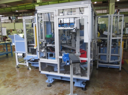 AGME fabrica máquinas a medida para el montaje de pestillos de puertas de coches