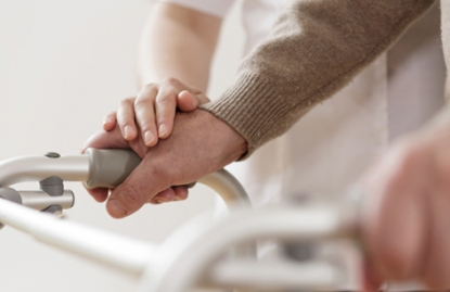 La Fundación Cuidados Dignos, acreditada por Enac para realizar inspecciones en organizaciones sociosanitarias