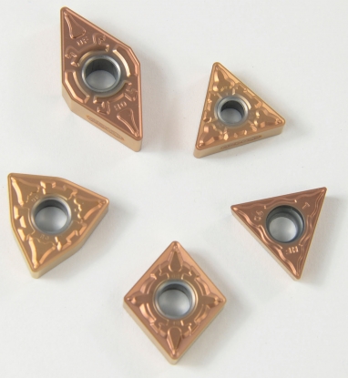 Plaquitas con un novedoso revestimiento y rompevirutas para ranurado