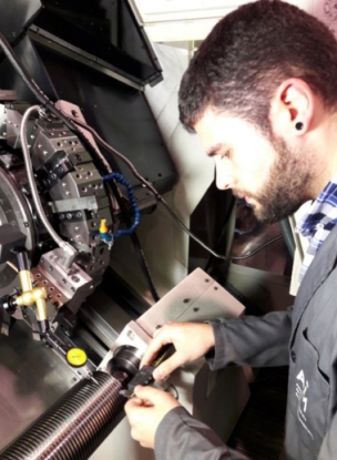 Dos alumnos de la Escuela de Ingeniería de Bilbao reciben premios al mejor trabajo final de carrera de la SIF