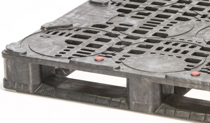 Cabka-ips crea un palé de plástico para transportar y almacenar hasta 8 barriles de 50 l