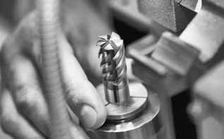 Fraisa mide y rectifica sus herramientas con la pomBasic de Zoller