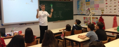 Voluntarios de Acciona imparten talleres sobre sostenibilidad a más de 13.000 alumnos en 13 países