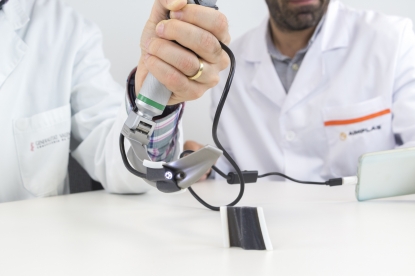 Adaptador plástico de bajo coste que permite dotar de visión a los laringoscopios convencionales