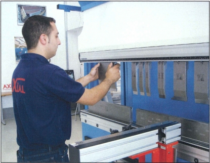 Sistema que agiliza el montaje y desmontaje de los útiles en una plegadora