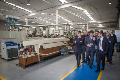 El presidente de la Generalitat de Catalunya, Carles Puigdemont, visita las nuevas instalaciones de Decfa