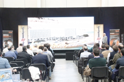 200 personas asisten a la Jornada aeronáutica: El titanio con buenas 'vibraciones'