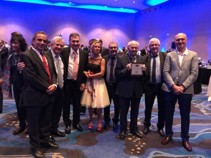 Adecat hace entrega a Daunert de una placa conmemorativa con motivo de su centenario