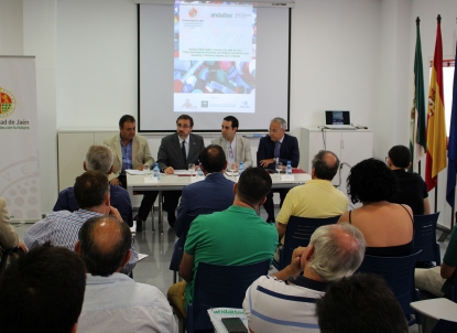 La Universidad de Jaén y Andaltec acercan la actividad investigadora a las empresas del sector del plástico