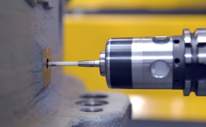 Robot de 6 ejes TX200 de Stäubli para el mecanizado de piezas metálicas