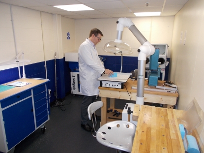 El modelado de espuma llena un vacío