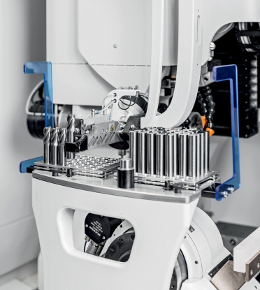 Cargador equipado con un brazo giratorio neumático con una garra única para máquinas de fabricación de herramientas