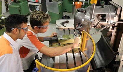 60 velas para la Escuela de Aprendices de SEAT