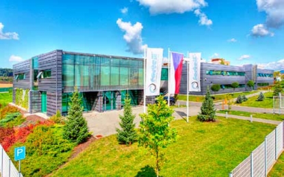 La checa fortell utiliza un sistema central de Wittmann para el secado y transporte de material plástico