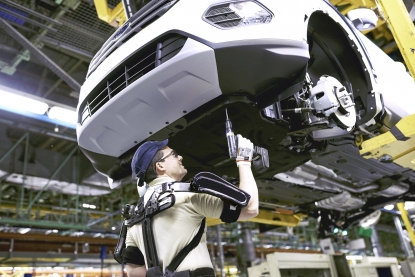 La planta Ford de Valencia es la primera en el mundo en integrar exoesqueletos en sus líneas de montaje