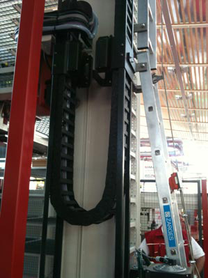 Una cadena portacables de igus trabaja exitosamente a una altura de elevación de 6 m