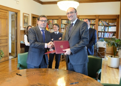 El MAPAMA suscribe un convenio con UNE para fomentar la normalización en maquinaria agrícola y fertilizantes