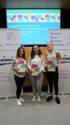 La vida en las Smart Cities, a debate entre los jóvenes: con o sin la industria petroquímica y plástica