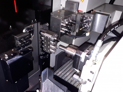 Torno de cabezal móvil, ideal para el sector dental