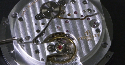 Un brazo robótico de Stäubli asume las tareas repetitivas en la fábrica del relojero suizo MHVJ