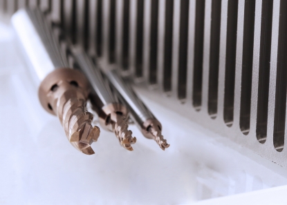 CrazyMill Cool P&S de Mikron Tool: taladrar/roscar en espacios reducidos