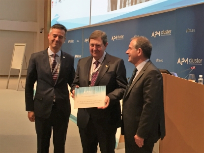 La Asociación Española de Fabricantes de Máquinas-herramienta (AFM) entrega a Miguel Lazpiur su insignia de oro